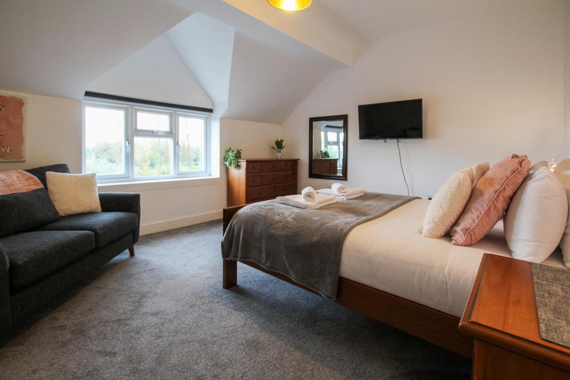 Fairways View - Spacious Apartment - Sleeps 6 - Lovely Views - By Rework Accommodation Hoylake Exterior photo